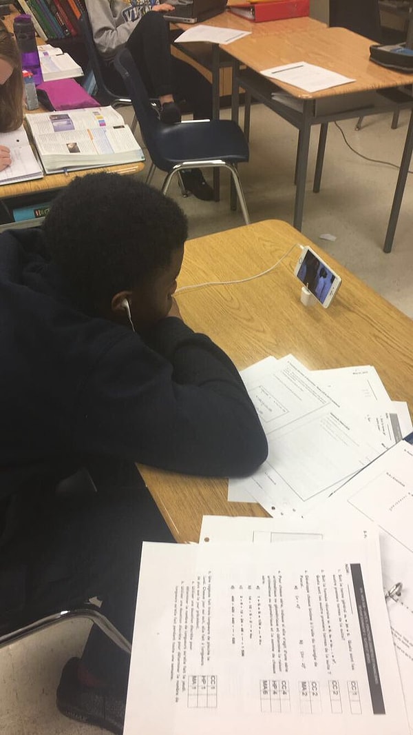 1. Такая подставка для телефона из зарядки для него же делает просмотр видео на Youtube пустяковым делом.