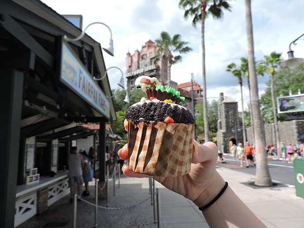 16. Шоколадный капкейк с печеньем и шоколадным кремом в форме Грута