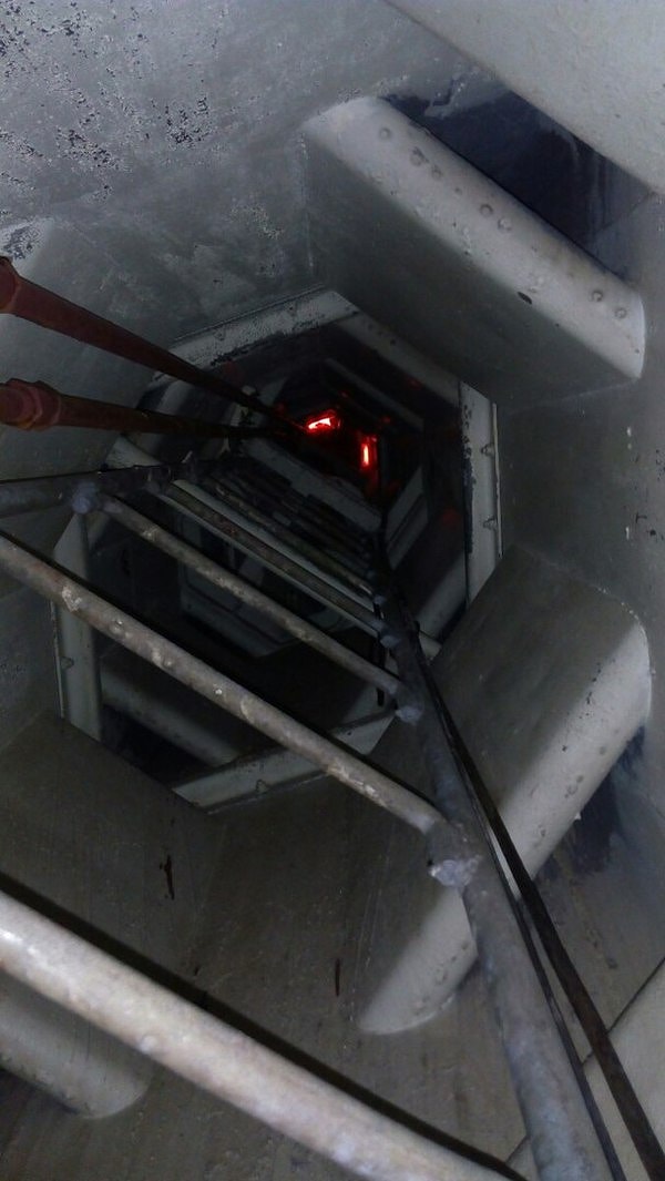 18. И кто же, интересно, меняет лампочки внутри?