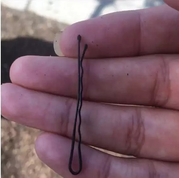 15. Ты постоянно находишь в волосах невидимки из вчерашней причёски: