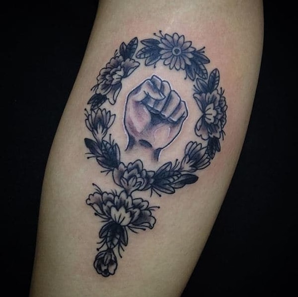 12. Несмотря на то, что на этой татуировке нет надписи, смысл всё равно прослеживается очень чётко.