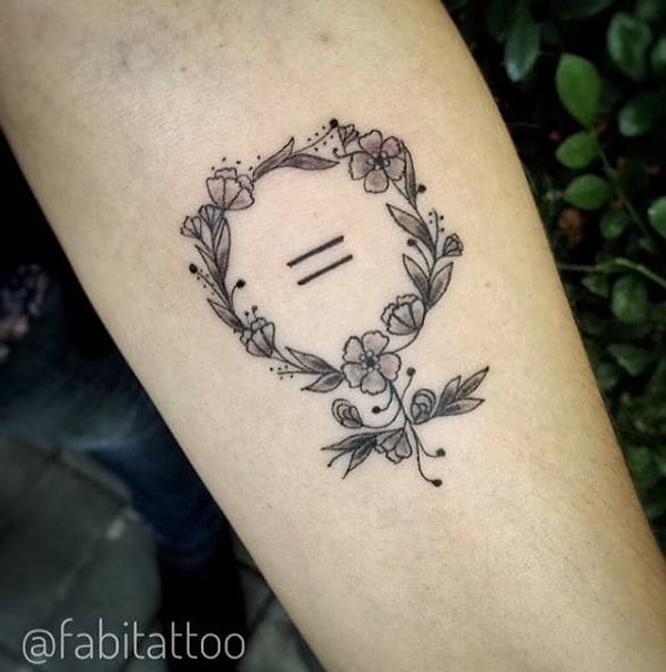 18. Эта изящная татуировка великолепна и полна жизненной энергии.