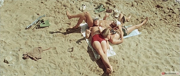 5. А еще перед съемками актеры должны были загореть, поэтому ходили везде в шортах. В то время в Крыму это считалось неприличным, и артистов все время забирали в милицию.