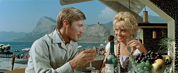 12. Во время съемок актеры жили во дворце князя Голицына, в подвалах которого располагались склады местного завода по производству шампанского, так что съемочной группе удалось побаловать себя этим напитком.