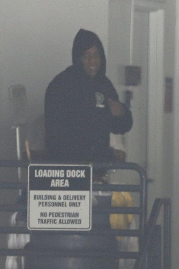 11. Bunca söylenti arasında henüz kimseden resmi bir açıklama gelmedi; fakat Jay-Z'nin hastane kapısı önünde gayet mutlu mesut gülümseyen hali durumun iyi olduğunu gösteriyordu.