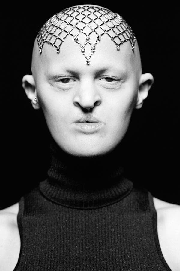 6. Всё закончилось тем, что на сайте электронных объявлений Мелани наткнулась на объявление о поиске "необычных людей" для работы в сфере моды, и девушка решилась на шаг, который вскоре изменил всю её жизнь.