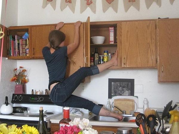 1. Чтобы добраться до необходимых продуктов, необходимо регулярно залезать на столешницу.