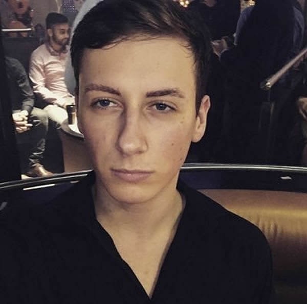 1. Джоуи Бадж, 20 лет, из графства Бакингемшир, Англия, надел на работу шорты и голубые туфли, но его отправили домой, сказав переодеться в брюки, хотя в этот день стояла 30ºC жара