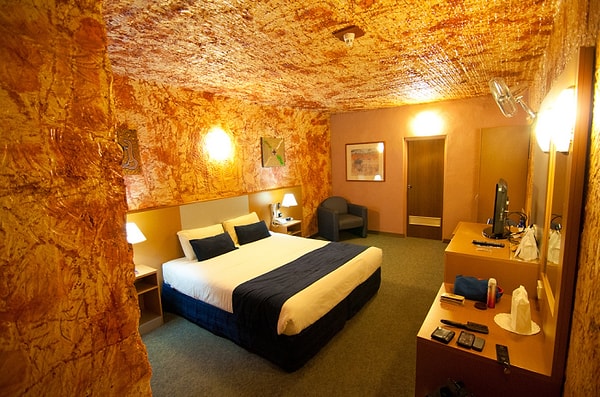 13. Приверженцы классики любят покрывать "голые" стены и потолок раствором ПВА, чтобы избавиться от пыли, но при этом сохранить естественную фактуру камня и его натуральный цвет.