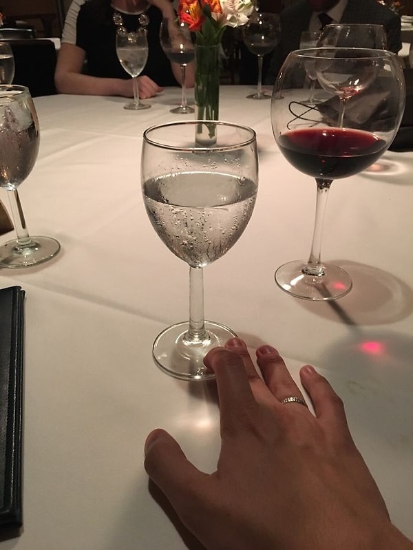 10. Ножка приклеена к этому стакану не посередине!