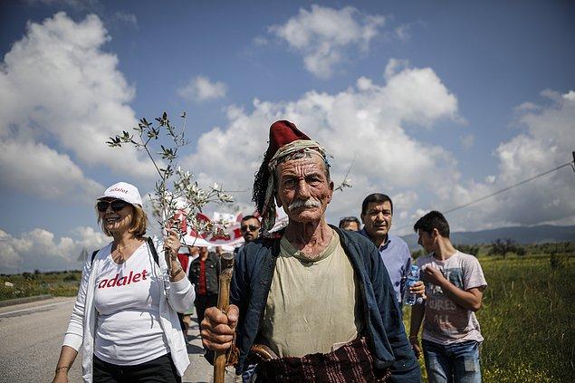 Kazdağları'ndan gelen vatandaşlar "Zeytin için de adalet aramaya geldik"diyerek yürüyüşe katıldı.