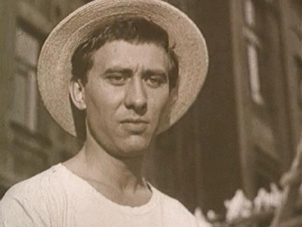 7. Первым мужем актрисы стал ее сокурсник Владимир Шурупов.