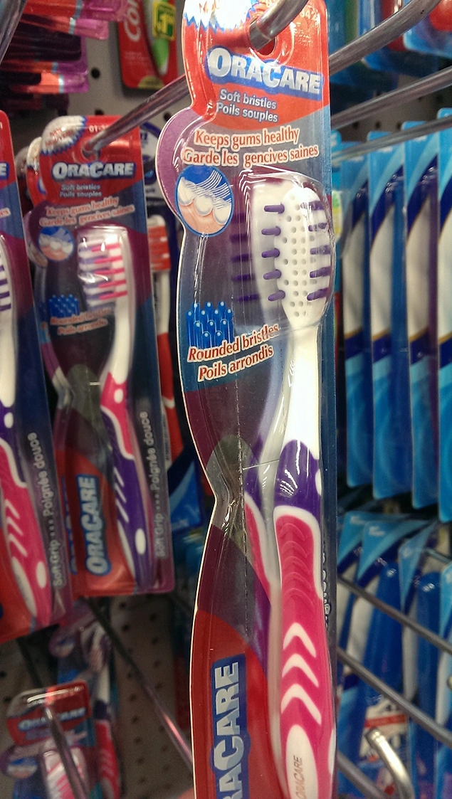 Ну, и как прикажите чистить зубы этой щеткой?