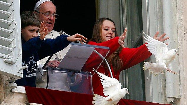 9. Papa Francis’in dünya barışını temsilen penceresinden saldığı iki barış güvercini, anında bir karga ve martı tarafından saldırıya uğramıştı.