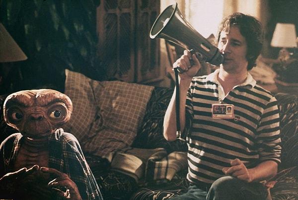 8. Spielberg E.T. the Extra-Terrestrial setinde ekibe direktifler veriyor, 1981.