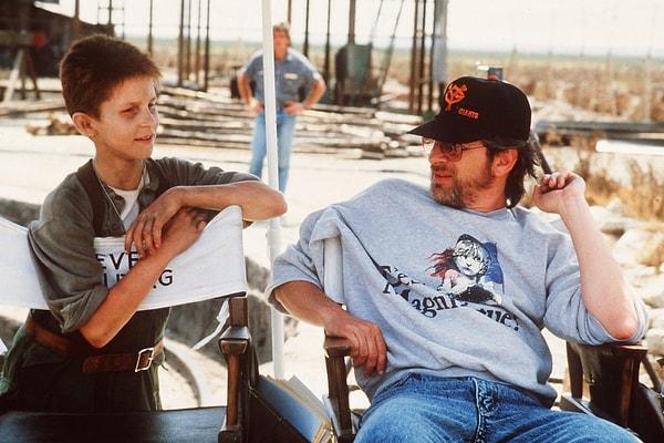11. Spielberg ve o zamanlar bir çocuk olan Christian Bale Güneş İmparatorluğu'nun setinde 1986.