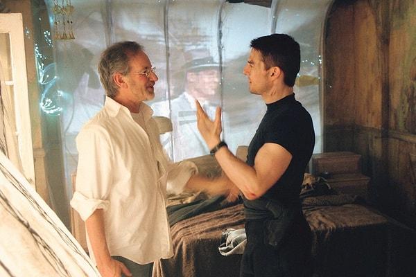 20. Spielberg ve Tom Cruise Azınlık Raporu'nun setinde sohbet ediyor 2001.
