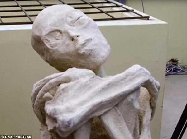 Kendilerini paranormal araştırmacı olarak tanımlayan bir grup, Peru'daki Nazca şehri yakınlarında bir uzaylı mumyası bulduklarını iddia etti.