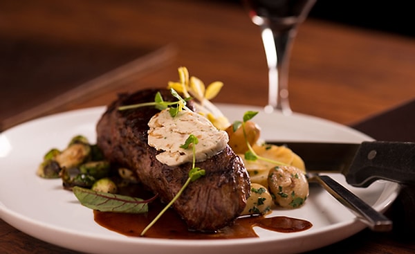 4. Просите официантов, чтобы ваш соус был на краю тарелки