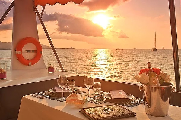 4. Ужин на закате с обязательными бокалами вина, иначе вы что, не в отпуске, что ли?