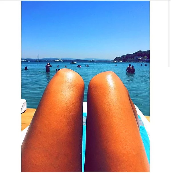 8. Собственно, фото ног-сосисок на фоне моря или любого другого водоема