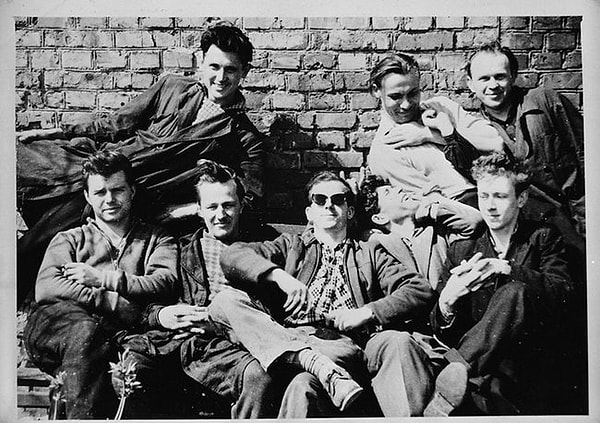 10. Ли Харви Освальд (единственный официальный подозреваемый в убийстве американского президента Джона Кеннеди) с рабочими минского завода, 1960 год