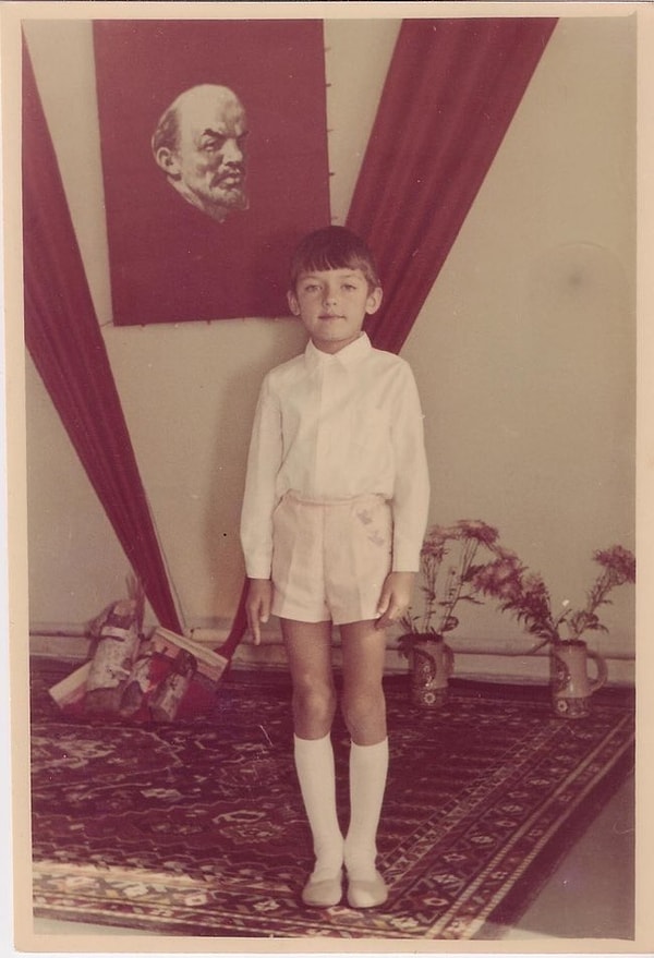 11. Мальчик на фоне плаката Ленина, 1960 год