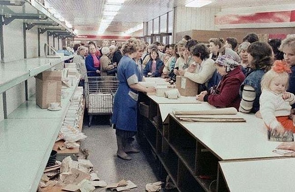 16. Народ делает покупки в советской Литве, 1990 год