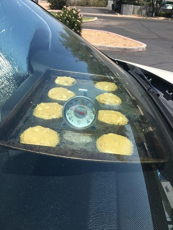 7. Scottsdale'de ısıdan avantaj elde edip arabasında kurabiye pişiren adam.
