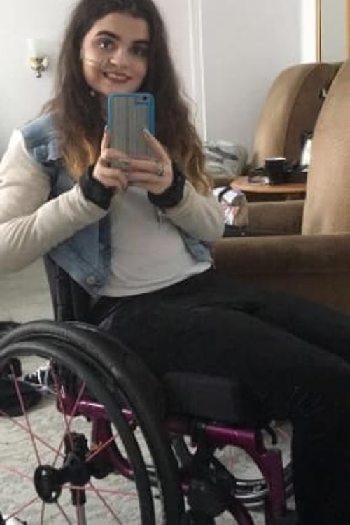 Итак, встречайте, это Эмили Джонсон, 22-летняя начинающая визажистка из Лондона, которая никогда не позволит своей трубочке для кормления помешать идеальной стрелке.
