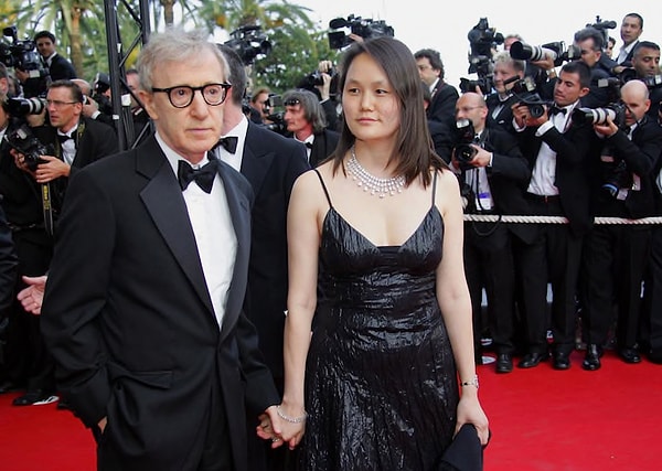 15. Сун-и Превен была удочерена актрисой Миа Фэрроу. Миа и Вуди Аллен никогда не были женаты, поэтому Вуди нельзя было назвать отчимом Сун-и Превен. Вуди помогал с воспитанием девочки, и сейчас... пара жената и у них двое детей!