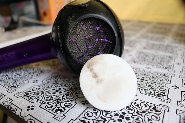 20. Saç kurutma makinenizin hava filtresindeki tozu en iyi makyaj pamuğu toplar.