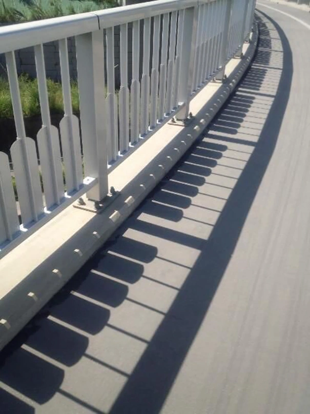 Этот забор отбрасывает тень так, что получается пианино