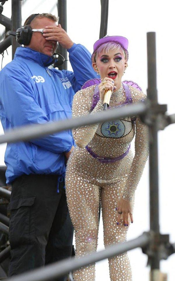 11. Katy Perry'nin performansında birazcık utanan tatlış güvenlik görevlisi.