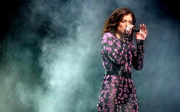 16. Lorde de Cuma akşamı sahne alan sanatçılar arasındaydı.