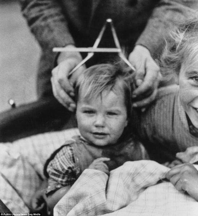 7. Schleswig-Holstein'de 1932 yılında bir çocuğun kafatası ölçülüyor.