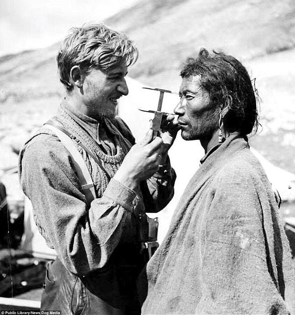 11. Alman gizli servisi için çalışan zoolog Ernst Schäfer tarafından başlatılan proje kapsamında Dr. Bruno Berger Tibetli bir adamın yüzünü ölçüyor, 1938.