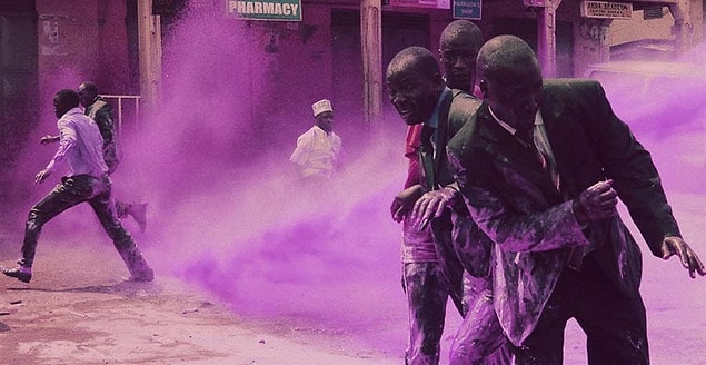 1. Anti-Apartheid Hareketi'ne katılan protestocuları ayırt etmek ve tutuklamak amacıyla panzerlerin suyuna karıştırılan mor boyanın oluşturduğu görüntü, Güney Afrika, 1989