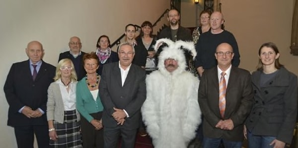 1. И зачем только этот человек надел на семейное празднование Пасхи костюм пасхального кролика? Быть может, ему сказали, что проходит костюмированная вечеринка?