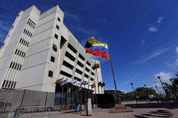 Venezuela'nın başkenti Caracas'ta, Yüksek Mahkeme binasına bir helikopterden el bombaları atıldı.