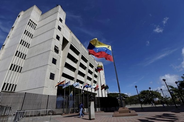 Venezuela'nın başkenti Caracas'ta, Yüksek Mahkeme binasına bir helikopterden el bombaları atıldı.
