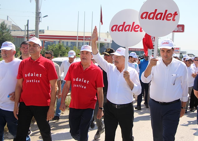 İlk etabın sonuna doğru Sosyalist Enternasyonal Genel Sekreteri Luis Ayala da 'Adalet Yürüyüşü'ne katılarak Kılıçdaroğlu’na destek verdi.