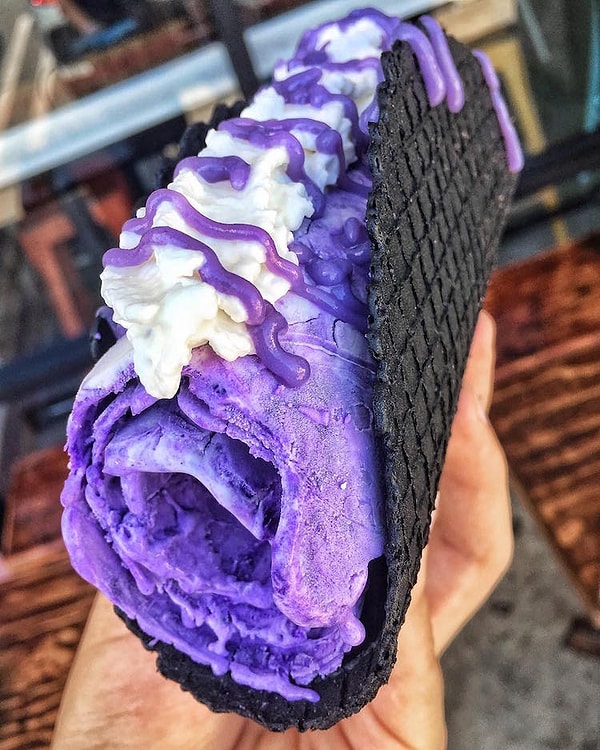 4. Каждый тако увенчан ассортиментом сладких гарниров, начиная от соусов и сиропов и заканчивая конфетами и злаками.