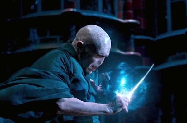 12. Рэйф Файнс, лицо которого испещрено зелеными точками, во время битвы в Министерстве