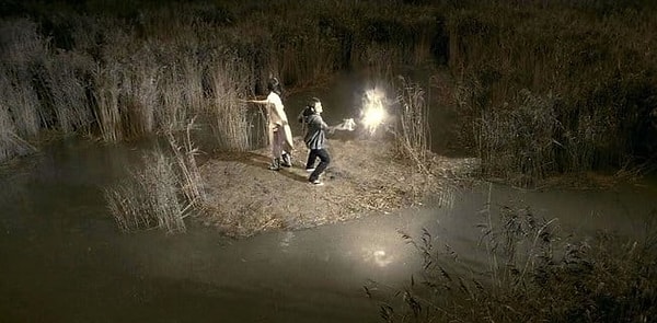 16. Взгляните на Бонни Райт и Дэниела Рэдклиффа во время съемок сцены битвы у "Норы"