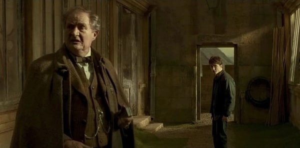 19. А здесь Джим Бробент и Дэниел Рэдклифф в крутых декорациях теплиц