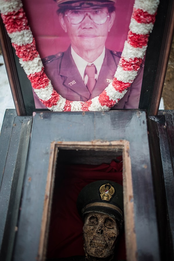 3. Судя по фото, он был военным.