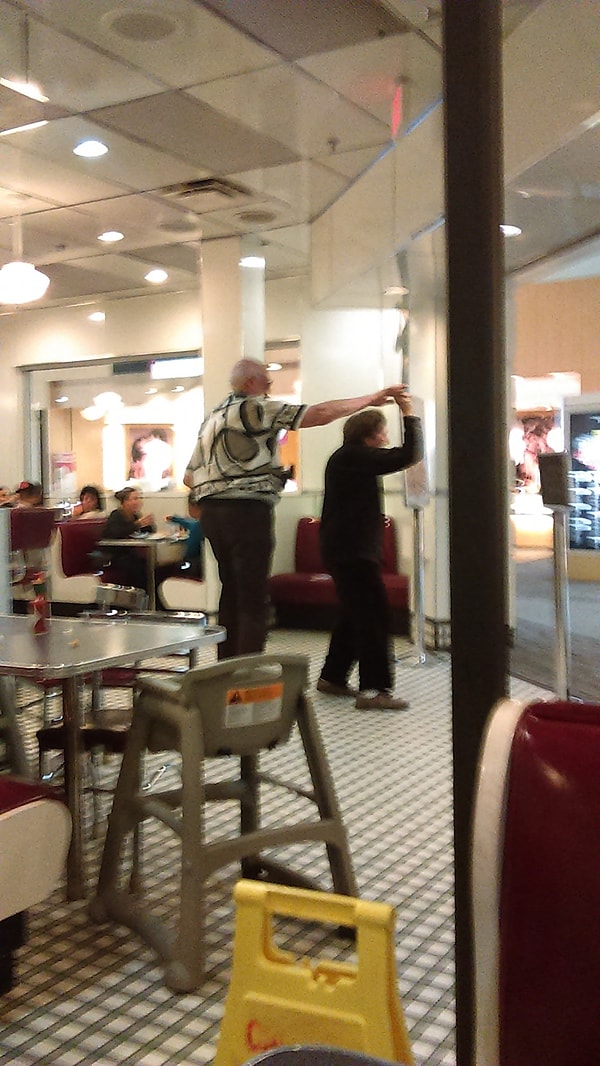 2. И что самое лучшее в старости? Конечно же, ни капельки не заботиться о том, что подумают о вас окружающие. Единственное мнение, которое должно вас волновать - это мнение вашего партнёра!