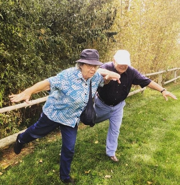 6. Никогда не поздно заняться йогой. Кажется, этой парочке нужны специальные лосины!