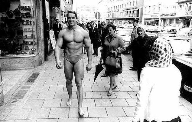 11. 20 yaşında Mr. Universe ünvanını kazanma başarısına erişen Arnold Schwarzenegger'in vücut geliştirmenin önemini aktarmak için Münih sokaklarında gezinmesi.